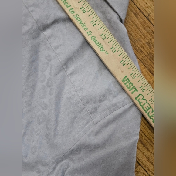 Chico’s 2 US L Women’s Button Up Shirt Gray Animal Print Leopard Long Sleeve - Picture 10 of 11